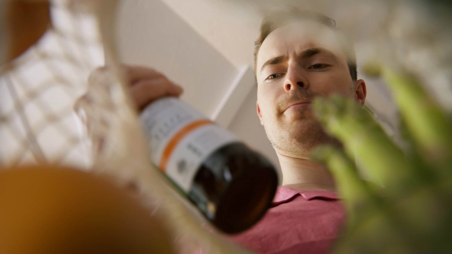 Man reclining while holding an amber-coloured bottle - Miastolas commercial